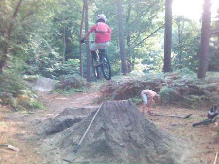 Un pote à nous CHUCKY en train de faire la mini dirt dans le bois de sam.