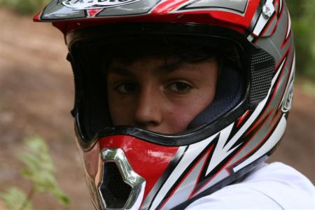 Max avec son beau casque de KYOSHO....